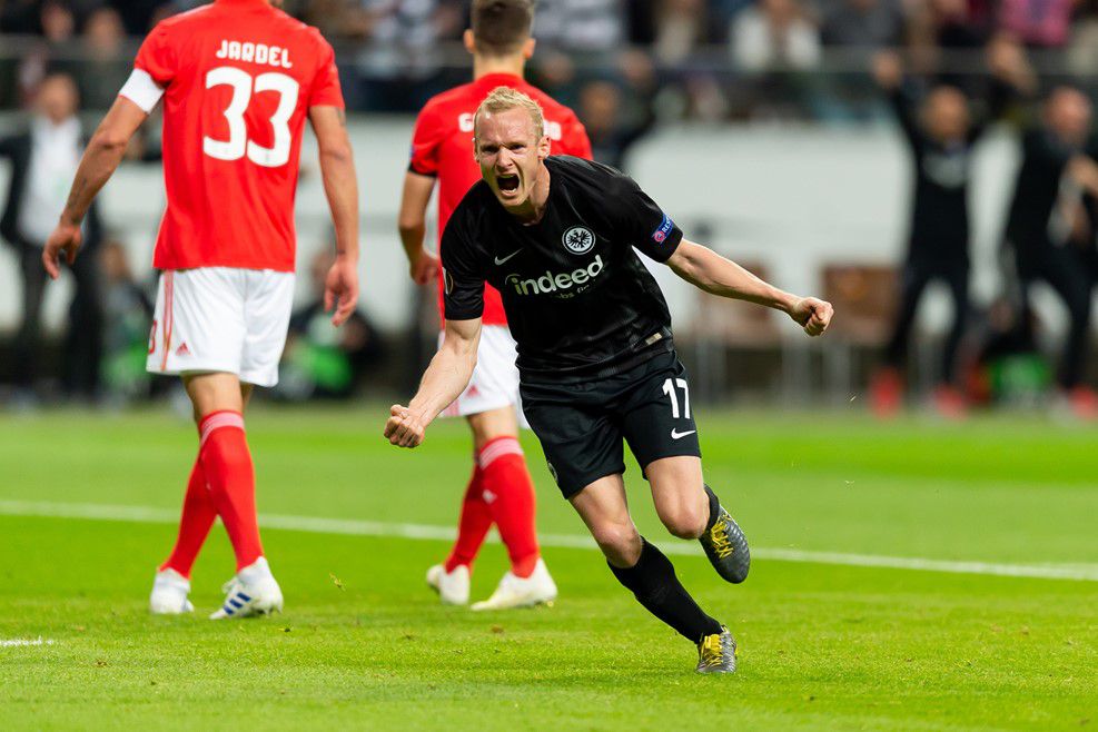 爱游戏体育- 法兰克福美女球迷 