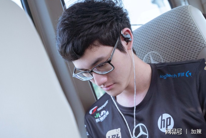 爱游戏体育-包含Karsa回归赛场，问鼎冠军首场状态亮眼，DWG观众沸腾！的词条