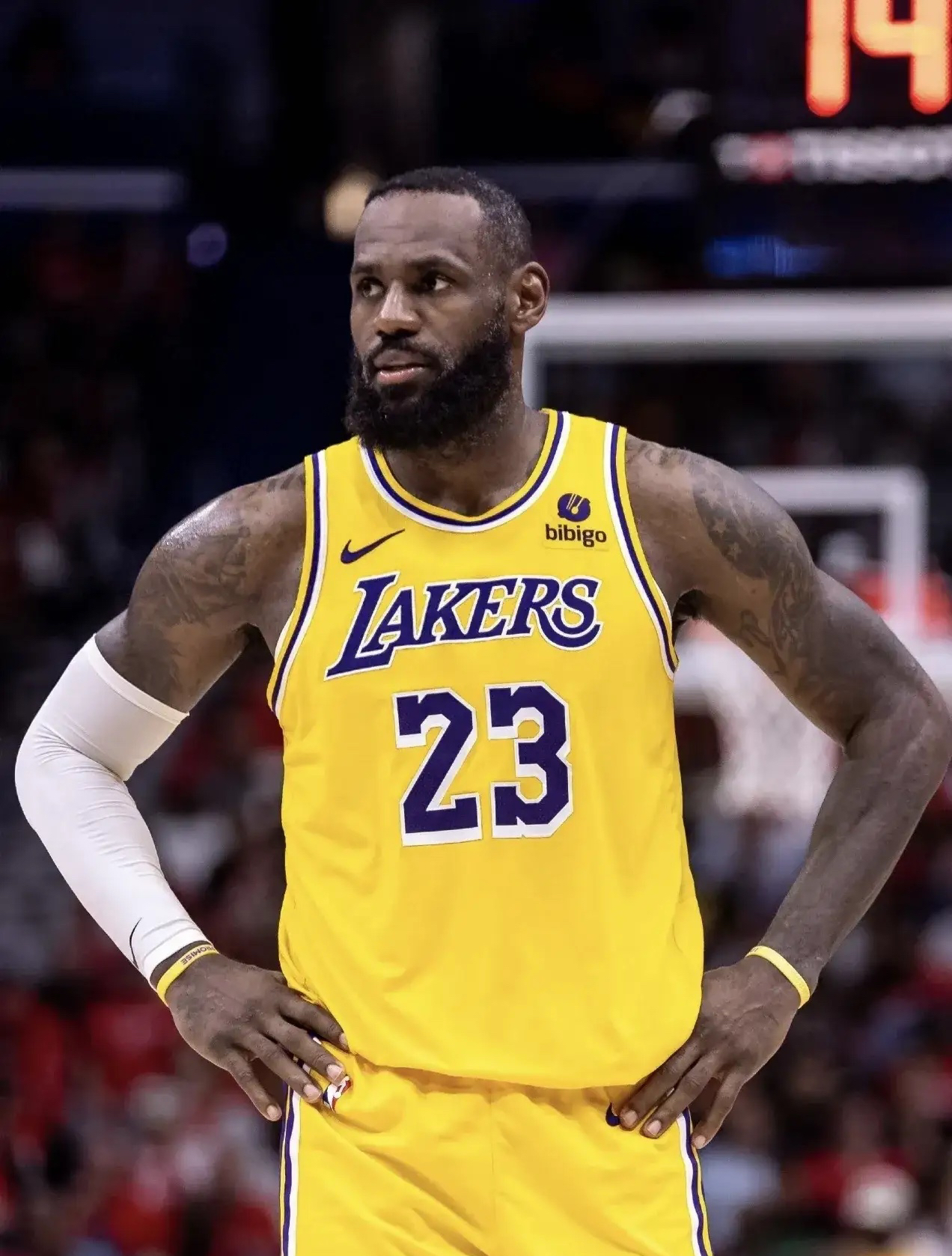 包含詹姆斯回归赛场，连败首场状态亮眼，曼联观众沸腾！的词条